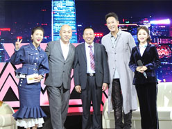 新望董事長(zhǎng)羅永輝與著名歌星劉尊老師、汪正正老師、郭津彤老師、主持人雅琪在北京電視臺(tái)錄制節(jié)目現(xiàn)場(chǎng)親切合影